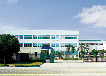 擠出機在日本沼津廠裝配，上海芝浦機械株式會社提供銷售和服務(wù)。